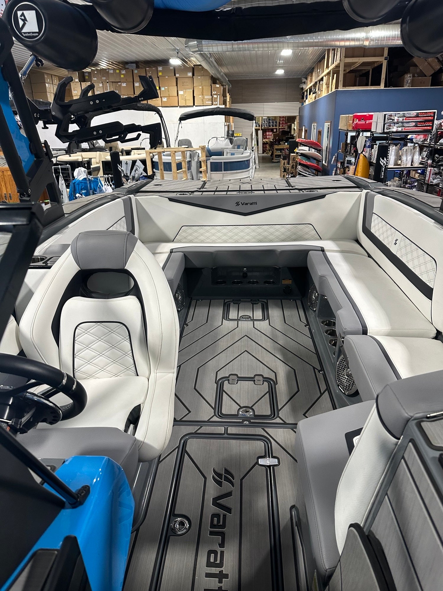 Varatti Z2474 Wake Surf Boat with Trailer – 24’7″ Model rear cabin