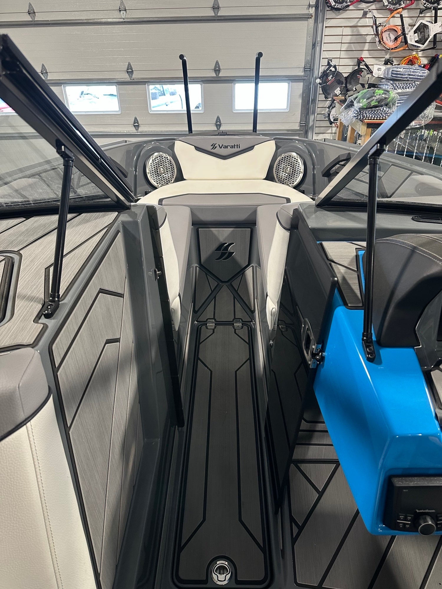 Varatti Z2474 Wake Surf Boat with Trailer – 24’7″ Model bow