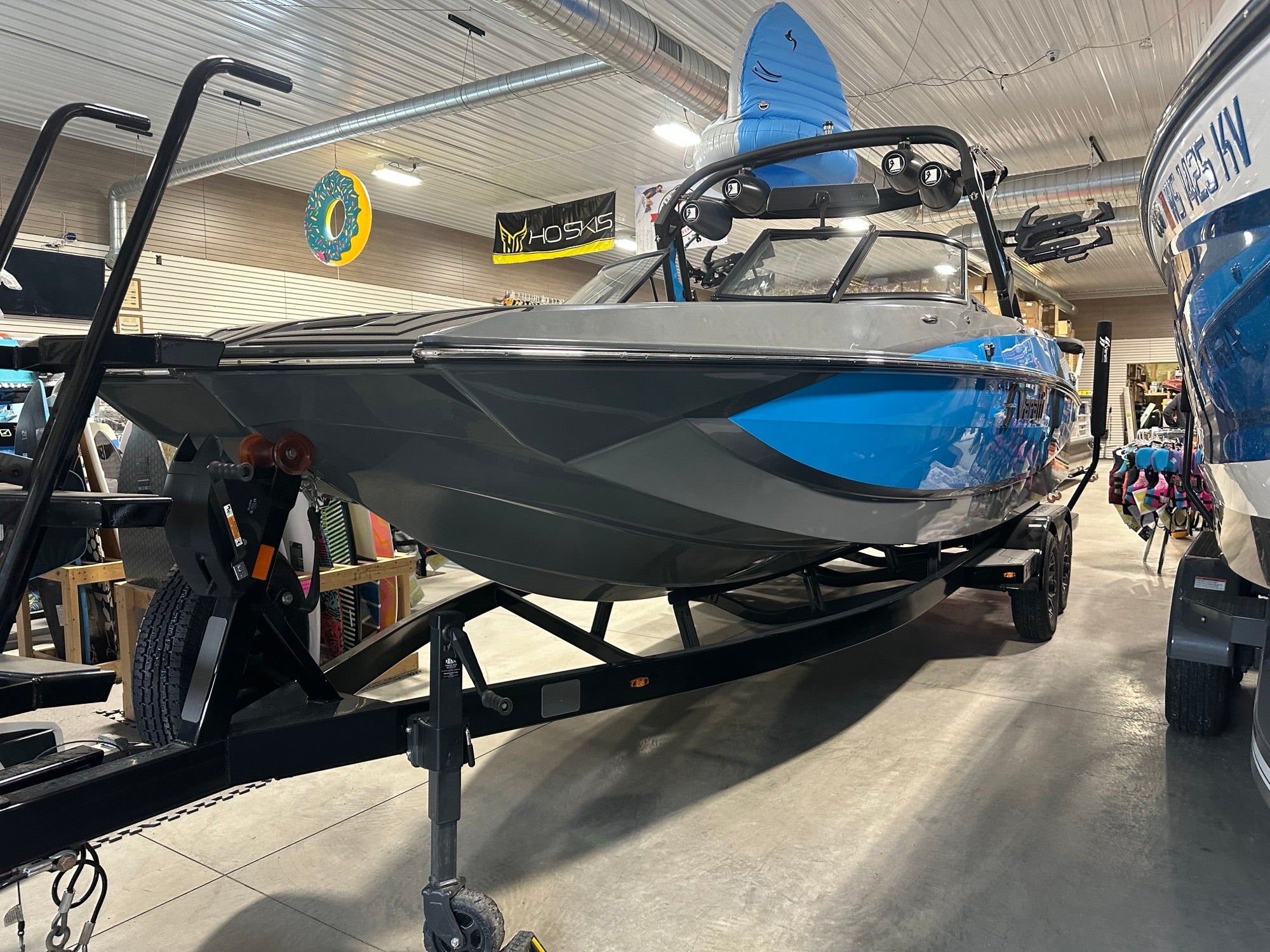 Varatti Z2474 Wake Surf Boat with Trailer – 24’7″ Model front angle