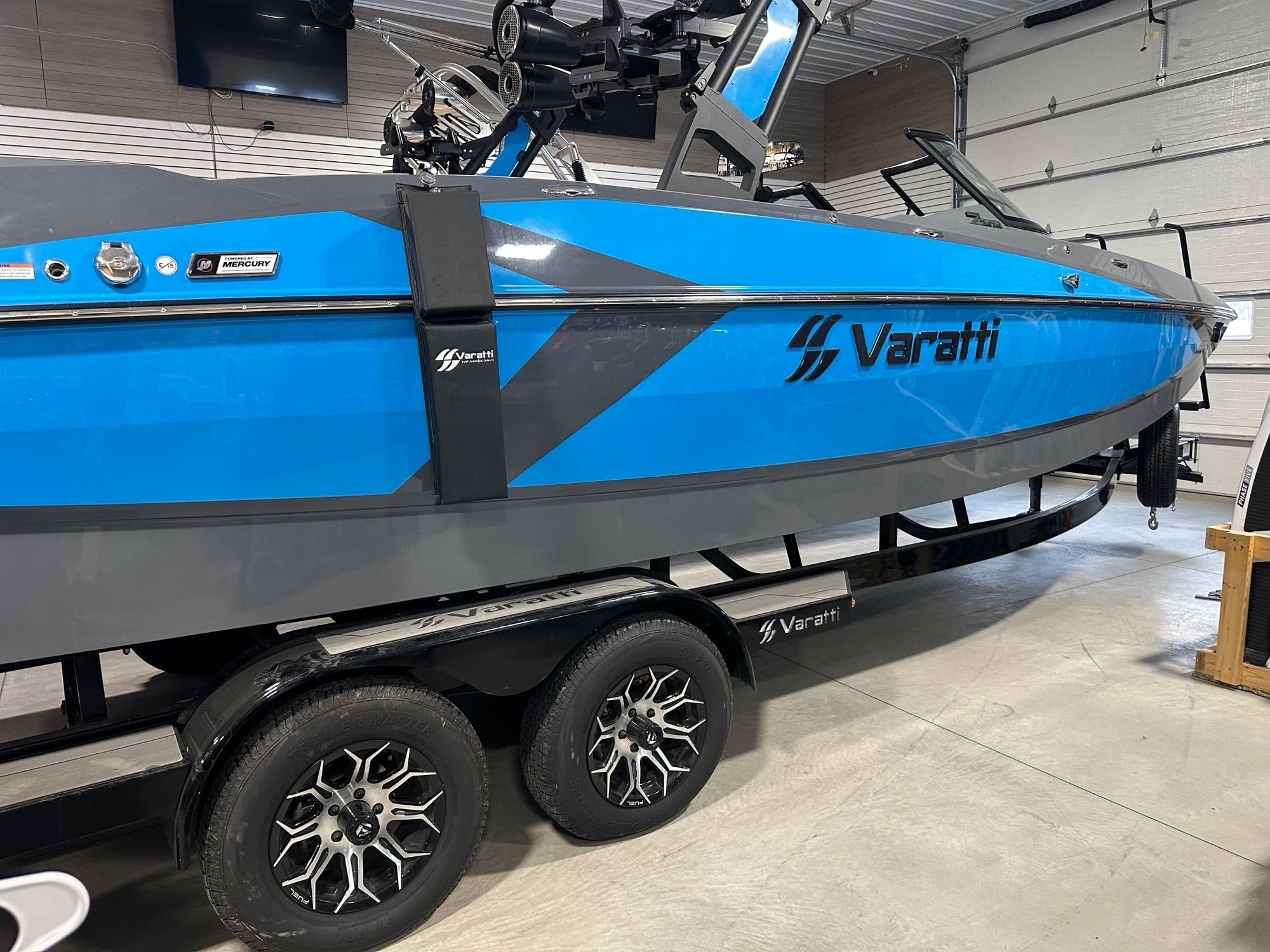 Varatti Z2474 Wake Surf Boat with Trailer – 24’7″ Model side